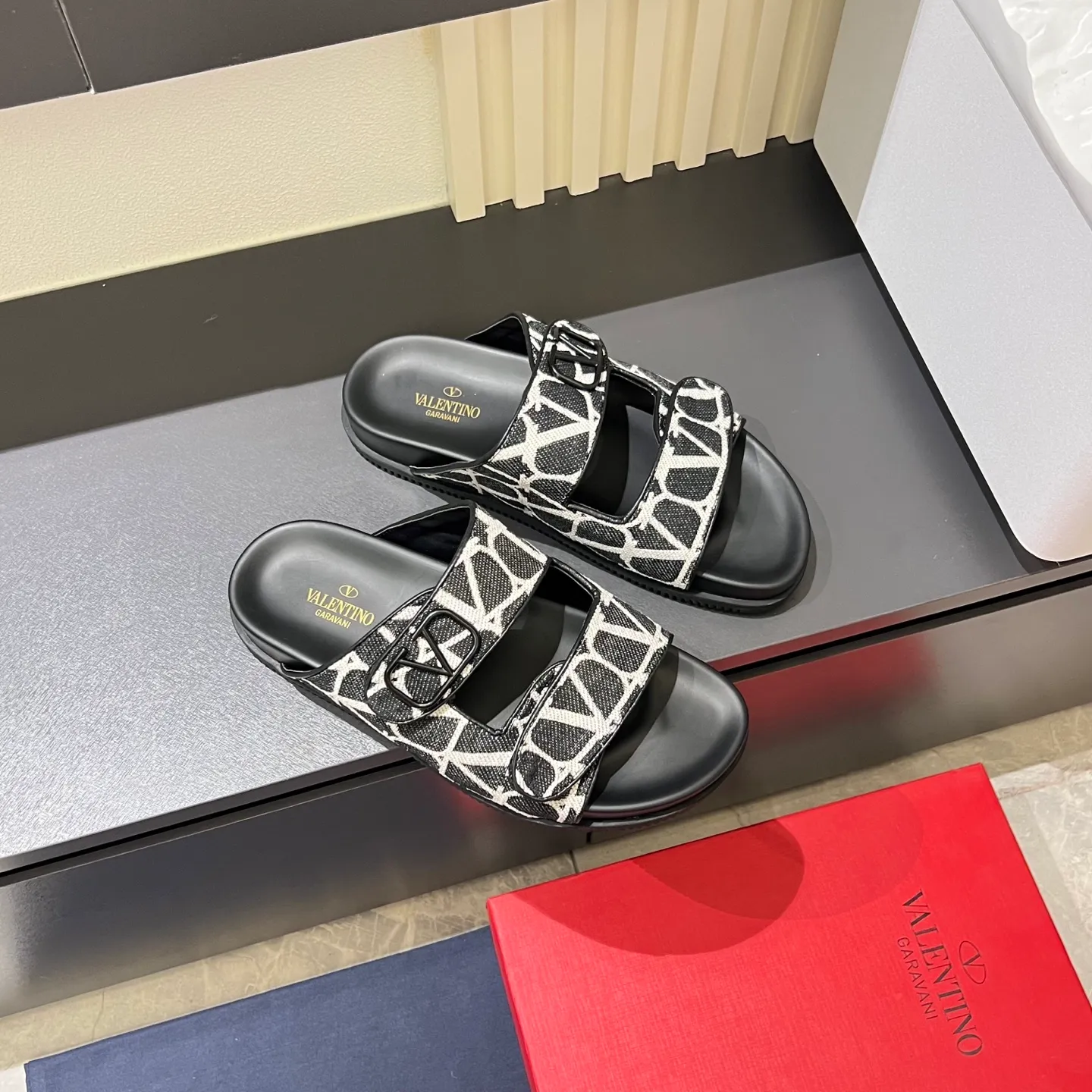 p300《VALENTINO》Warren Men🧍‍♂️Spring and Summer New Style. Cowhide logo flat slippers, elegant sandals, the same style worn by celebrities, original molding, imported calfskin. Rubber outsole. Soft and durable, full set of counter packaging, 38-44!